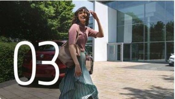 Symbolbild: Nr. 1: Frau hinter BMW