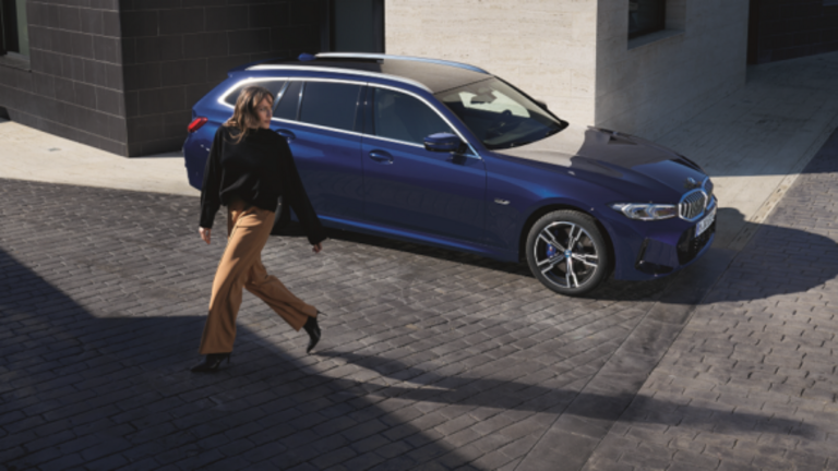 Frau verlässt ihren blauen BMW