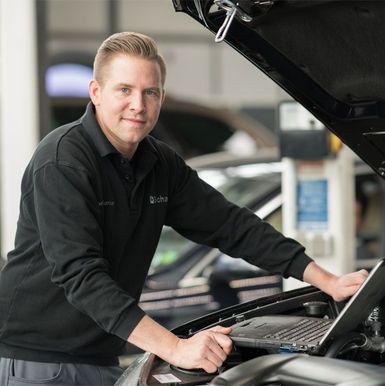 Mechaniker checkt Motor