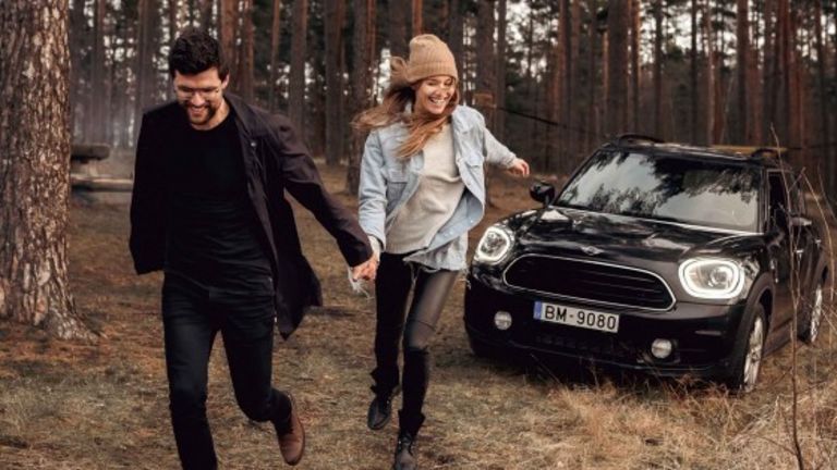 Paar vor MINI im Wald
