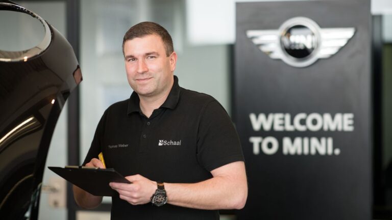 MINI-Servicetechniker mit Checkliste