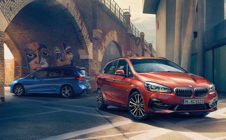 zwei BMWs unter einer Brücke
