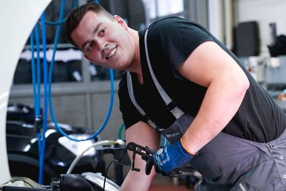 Mechaniker arbeitet am Motor
