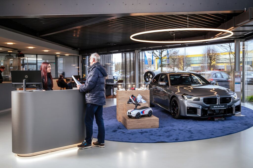 Kunde kommt an den Schalter