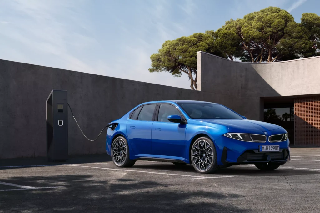 BMW i3 vor Ladesäule