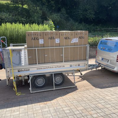 Eingepackte Kühlschränke stehen auf einem Anhänger