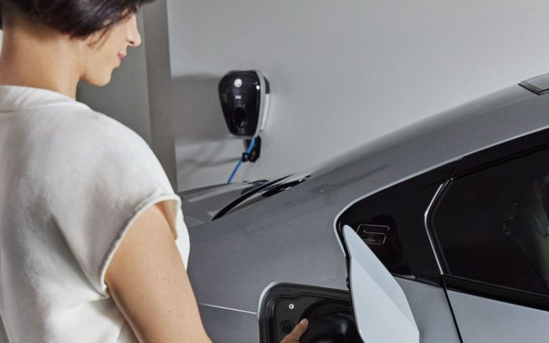 Frau lädt BMW