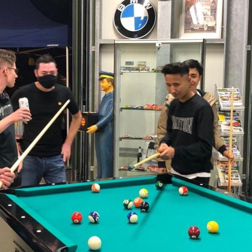 Mitarbeiter spielen Billard