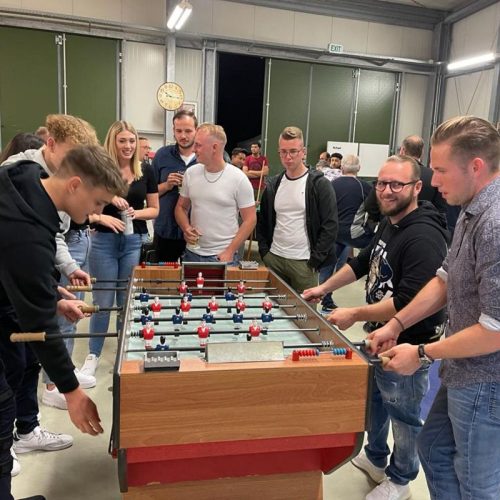 Mitarbeiter spielen Kicker