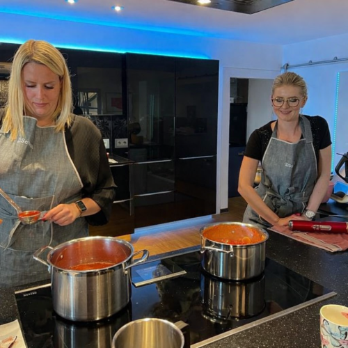 Schaal Mitarbeiterinnen kochen marmelade