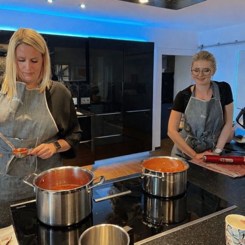 Schaal Mitarbeiterinnen kochen marmelade