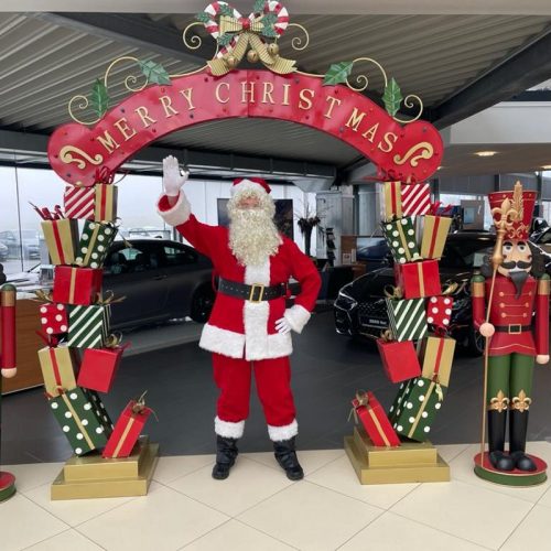 Santa Claus im Autohaus