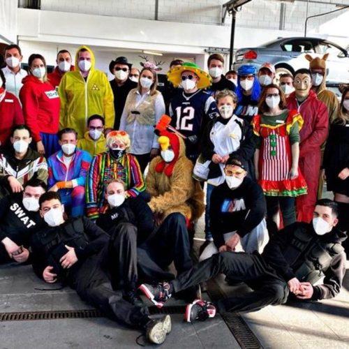 verkleidete Mannschaft in Karneval-Kostüm