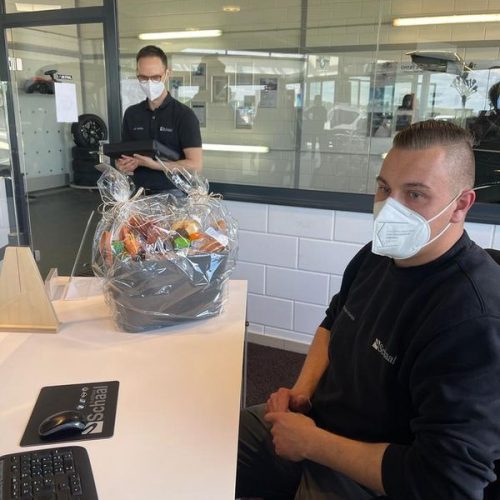 Mitarbeiter erhält Präsent