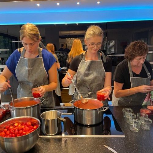 Schaal-Mitarbeiterinnen füllen Marmelade ab