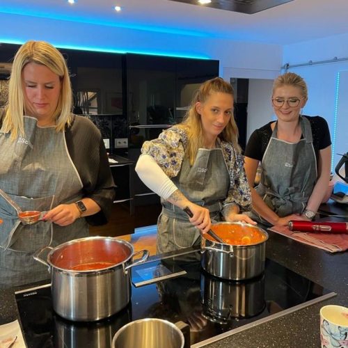 Schaal-Mitarbeiterinnen kochen Erdbeer-Marmelade