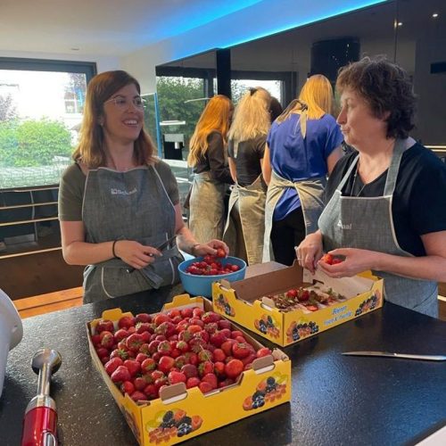 Schaal-Mitarbeiterinnen putzen Erdbeeren