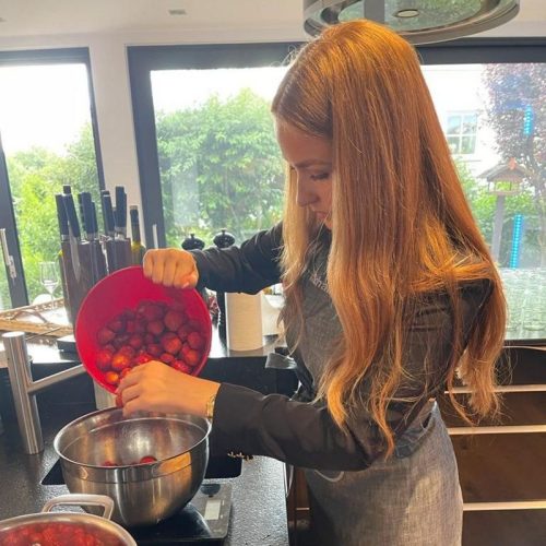 Schaal-Mitarbeiterinnen schüttet Erdbeeren in Schüssel