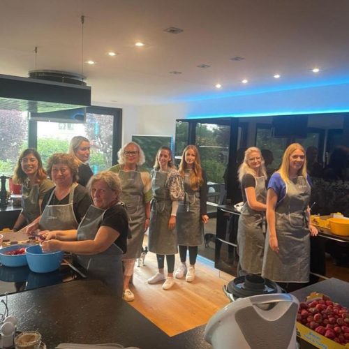 Schaal-Mitarbeiterinnen in Küche, kochen Marmelade