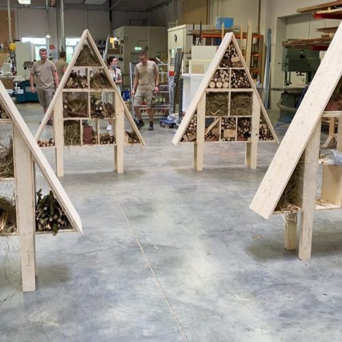 Zusammenbau großer Insektenhotels in Werkstatt