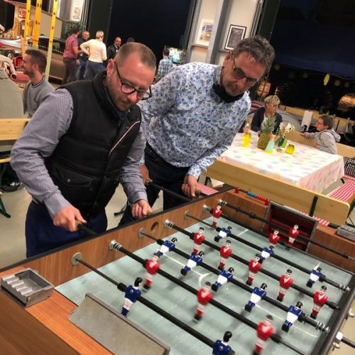 Mitarbeitende spielen am Kicker