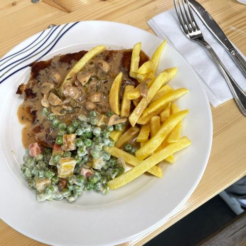 Teller mit Mittagessen