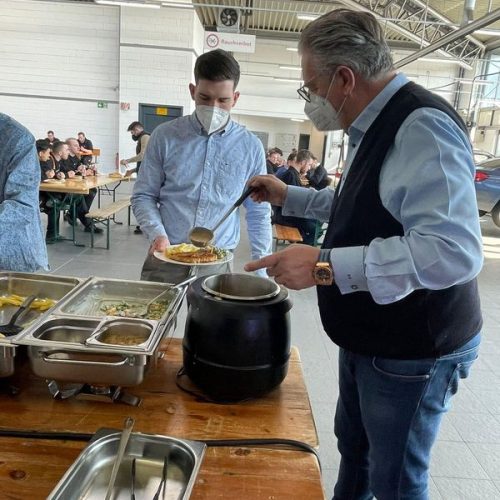 Chef gibt Essen an Mitarbeiter