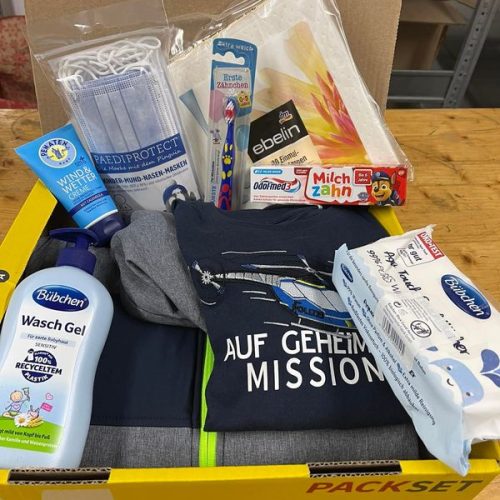 mit diversen Artikeln gefülltes Paket
