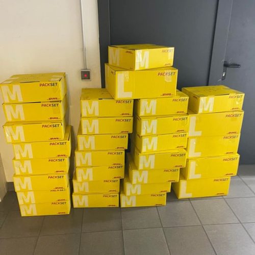 Pakete übereinandergestapelt