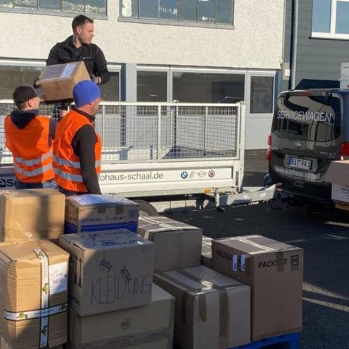 Pakete werden auf Anhänger geladen